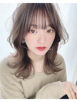 レイヤー小顔ヘア（大人かわいいフェザーバング