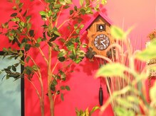 アキナイ(Akinai)の雰囲気（真っ赤な壁に、鳩時計がお出迎え。）
