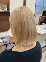 ルイ(ROUIS produced by LUCK 津田沼) 白髪ぼかし全頭ブリーチ/ミルクティーベージュ/似合わせカット