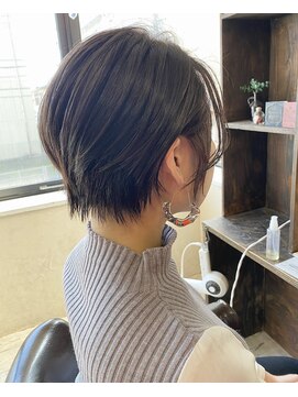 インス(ensue) ensue京都20代人気艶カラーココアブラウン×耳かけショート 中島