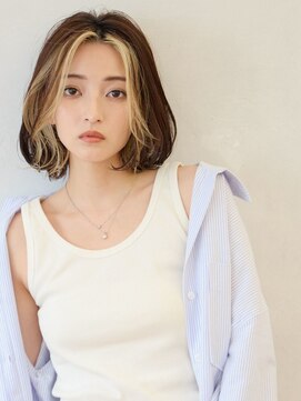 インナーカラーシアーベージュセンター分けボブ