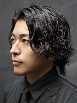 大人の波巻きスパイラルパーマミディアムロングメンズカットヘア