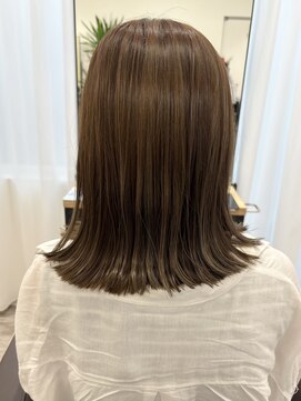 ウイ バイ ファースト 北四番丁店(u'i by first) オリーブベージュ外はねミディアム