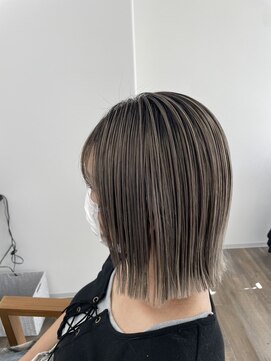 ミナトク(minatoku) バレイヤージュ切りっぱなしボブ