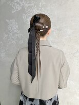 コトナ(kotona)&nbsp;【カチモリ編み下ろしヘアアレンジ】シニヨンねじりハーフツイン