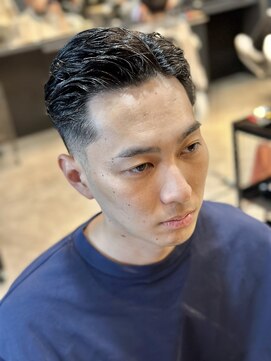 フランクスバーバー アンド ビアークラブ(FRANK'S BARBER and BEER CLUB) ツーブロックバーバーローフェードスリックバック束感ショート