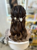 アトリエビューティーアミュ(atelier beauty AmU) 結婚式 二次会 お呼ばれ ハーフアップ×パール×ゴールドアクセ