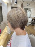 ショート　ハイライト　ホワイト系ベージュ　ハイトーンカラー
