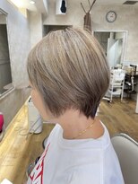 ヘアアンドメイク アリス(hair&make ALICE produce by COLT) ショート ハイライト ホワイト系ベージュ ハイトーンカラー