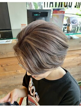 ビハインドザカーテン(BEHIND THE CURTAIN) ハイライト×ショートヘア×くせ毛カット