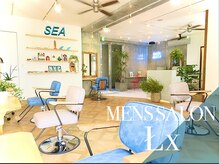 明るく開放的な店内。スタッフは気さくでアットホームな雰囲気♪