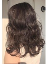イル(I'LL)&nbsp;動きのある波巻きヘア
