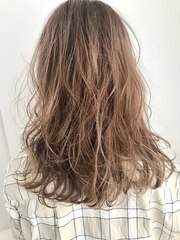 セミロングのウェットヘアー