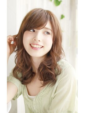 ラクシア(LUXIA) ミディアム無造作パーマスタイル
