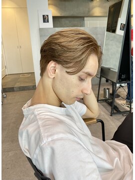 ソラ 表参道(SORA) メンズ海外スタイル！センターパートとミルクティーカラー