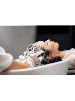 首や腰に優しい設計のシャンプー台で、まるで寝ているような心地よさ。身体も心もリフレッシュできます♪