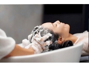 ステラー(Stellar)の写真/首や腰に優しい設計のシャンプー台で、まるで寝ているような心地よさ。身体も心もリフレッシュできます♪