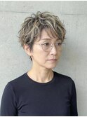 知性と軽やかさを纏う、大人のニュアンスパーマショート