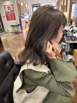 クララ スギタ(CLALA Sugita) ウェーブヘア/黒髪カタログ/小顔/アッシュカラー/ネビージュ