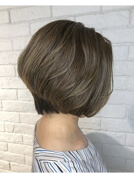 スリープ(Three-p.) ショートボブ×白髪ぼかしハイライト