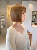 切りっぱなしボブ　顎ラインボブ　ストレートボブ　ベージュ