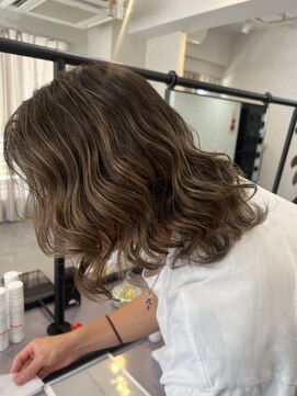 ニィ(2iee.) シャドウルーツカラー