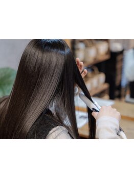 “縮毛矯正のダメージが気になるー”パサつき広がりをなんとかしたい