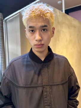 ハイトーン ブリーチ ブロンドベージュ スパイキーショート 20代