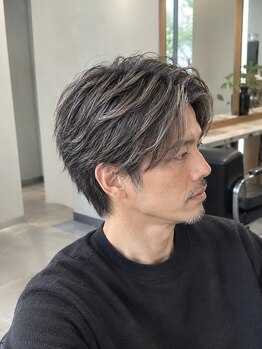 Men's U-AMBOISE  寝屋川/メンズパーマ/ブリーチ/白髪ぼかし/ハイライトの写真/寝屋川のメンズサロンでカット、眉カットで第一印象を格上げ☆身だしなみを整え清潔感ある印象アップ！