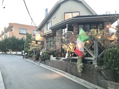 お店の外観！この赤レンガの建物が目印◎この２階がお店