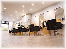 店内は広々していて日々の疲れをリラックスしてもらえる空間。