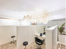 施術が長い縮毛矯正だからこそ広い店内、半個室、完全個室の店内でリラックスして過ごせるように