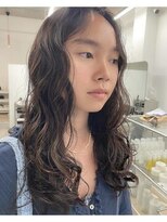 ナヌークカフラ(nanuk kafla)&nbsp;透明感ダーク系カラー・大きめカールのやわらかウェーブ