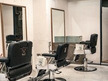 ノットバッドバーバー(NOT BAD BARBER)の雰囲気（カットスペースは白を基調としたタイルでクリーンなイメージに。）