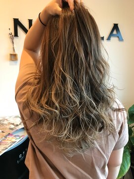 ホワイト(WHITE HAIR@NICOLA) 外国人風グラデーションカラー