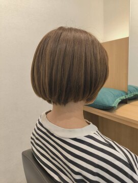 ウイバイファースト(u'i by first) カットはショートボブ カラーはナチュラルベージュ