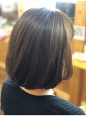 プラチナグレージュ×ツヤ感大人ボブ