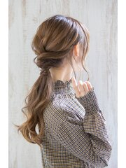 『estrela』編み込みローポニーテールヘアアレンジ