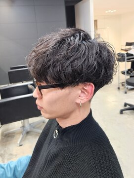 ニアウ 伊勢崎連取店(Niau) 波巻きスパイラルパーマメンズ刈り上げマッシュ