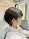 耳かけショート×カーキカラー