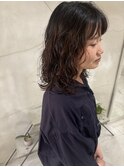 大人可愛いゆるふわパーマ×透け感バング