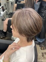 フーチー クーチー アマティー 豊中店(FUCHI KUCHI amati)&nbsp;脱白髪染め白髪ぼかしカラー丸みショートショートウルフヘアー