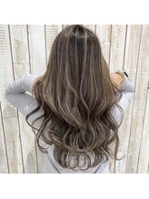 明るめの脱白髪染め・コントラストのきいたハイライト◎幅広いデザインが楽しめます！