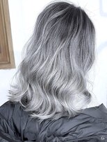 ブレイズヘアー(BLAZEhair) ホワイトシルバー×ハイライトバレイヤージュ×ブリーチ2回