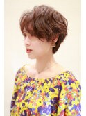 遊び心のある大人女性のショートスタイル