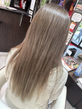 フェイスティ(feisty) グレイカラー