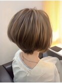 丸みショートボブ×ハイライトベージュ