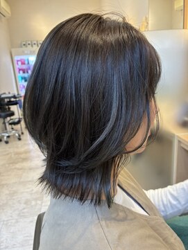 ウイバイファースト(u'i by first) 外はねスタイル カラーはグレージュ