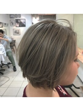 ペネロープ(Penelope) グレージュ小顔ショート　シルバーアッシュ　YACHI