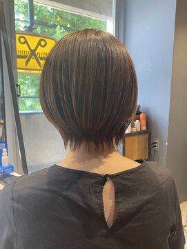 エミュー(emue) 20代30代40代人気 前下がりくびれショート 耳かけショート 中島